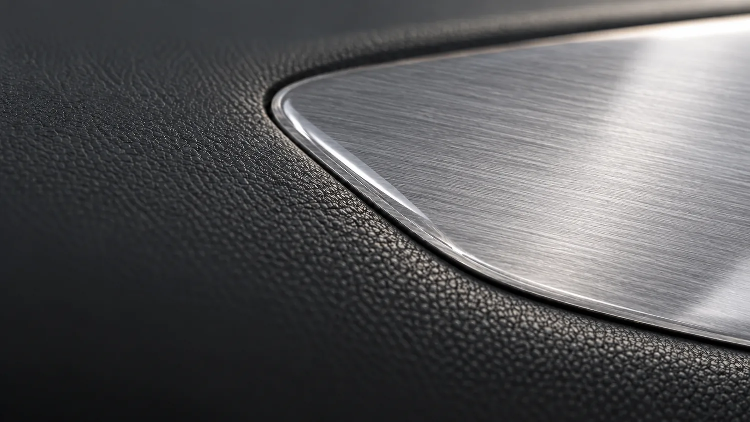 Materialbeispiel: Alu gebürstet mit glänzender PU-Beschichtung.